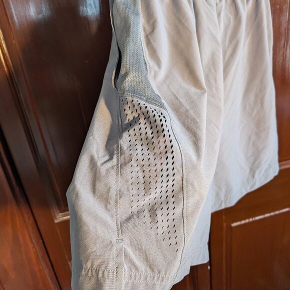 Under Armor Athletic Shorts - L - Picture 4 of 6